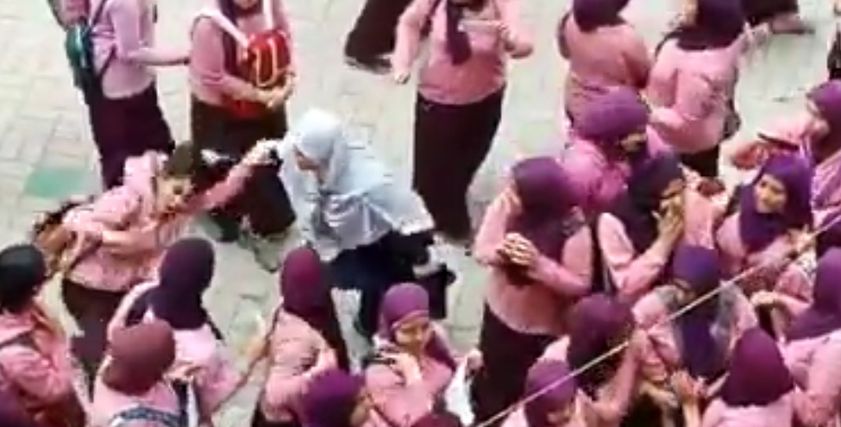 معلمة تعتدي بالضرب على طالبة