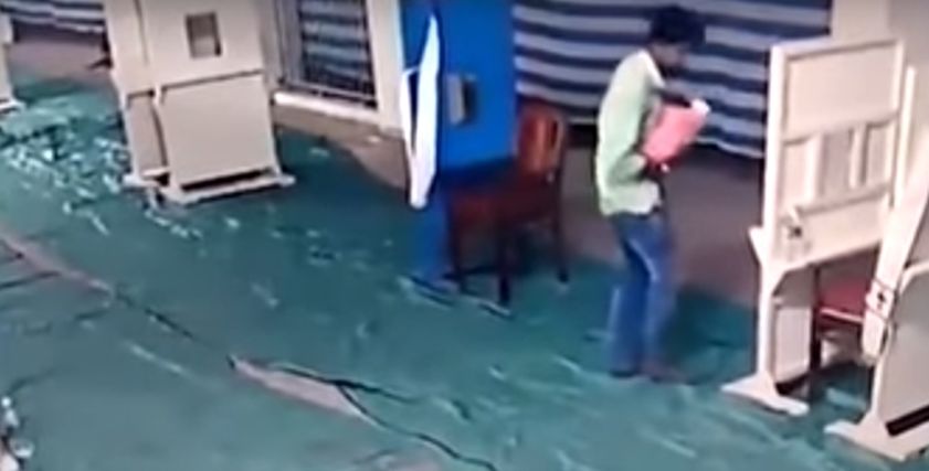 أب يتخلى عن ابنه الرضيع بعد 3 أيام من ولادته برميه في الشارع