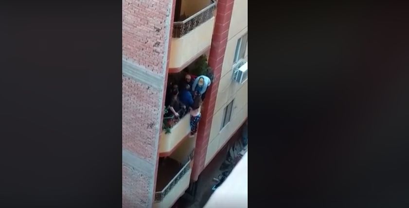 بعد محاولة انتحارها.. «سيدة البلكونة» تكشف القصة الكاملة: «بيذلني بعيالي.. وأخت جوزي راجل البيت»