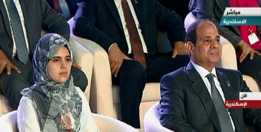 الرئيس السيسي وبجواره الطالبة مريم فتح الباب