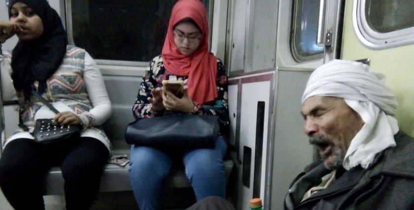رجل سبعيني يستقل عربة السيدات صباحا