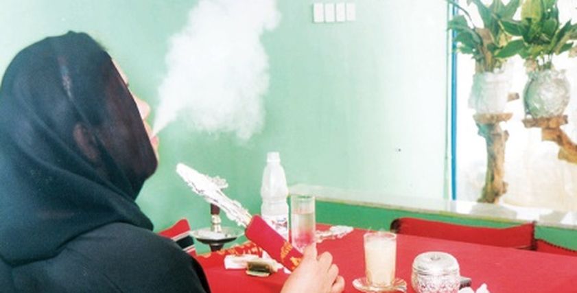نساء يدخن شيشة