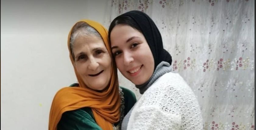 السيدة حمدية وحفيدتها جهاد