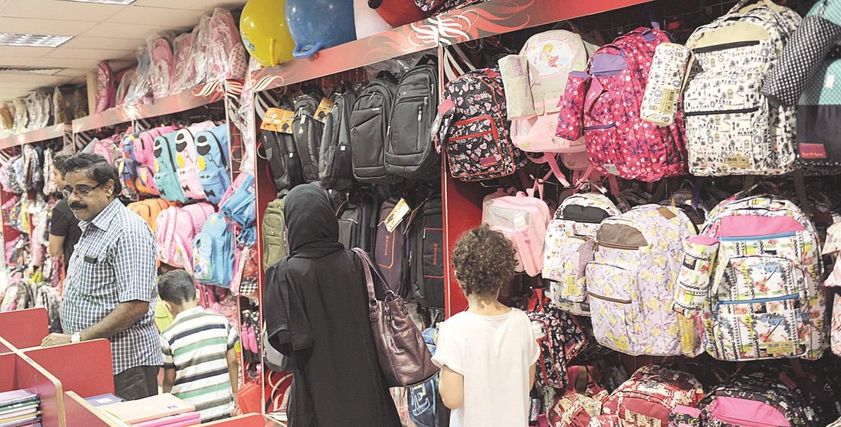 لغلاء اسعار الشنط المدرسية أمهات اتجهن إلى القديم..