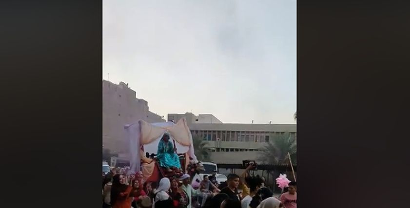 زفة على جمل في شوارع بولاق