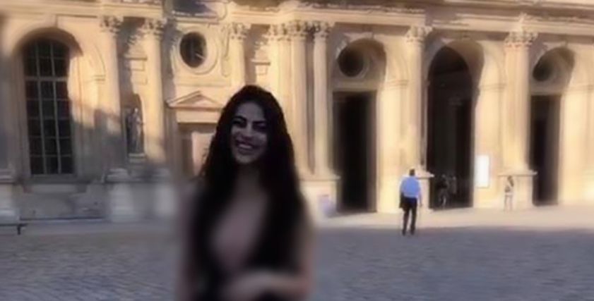 عارضة تمنع من دخول متحف اللوفر