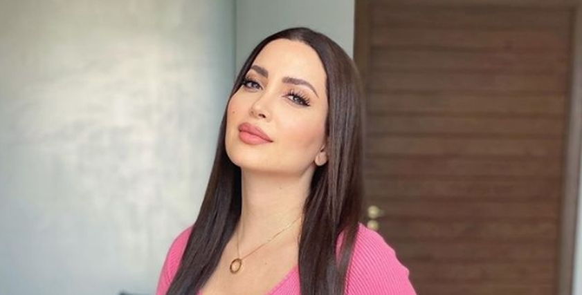 الحب قوة.. نسرين طافش في جلسة تصوير جديدة بالكاجوال ستوميك