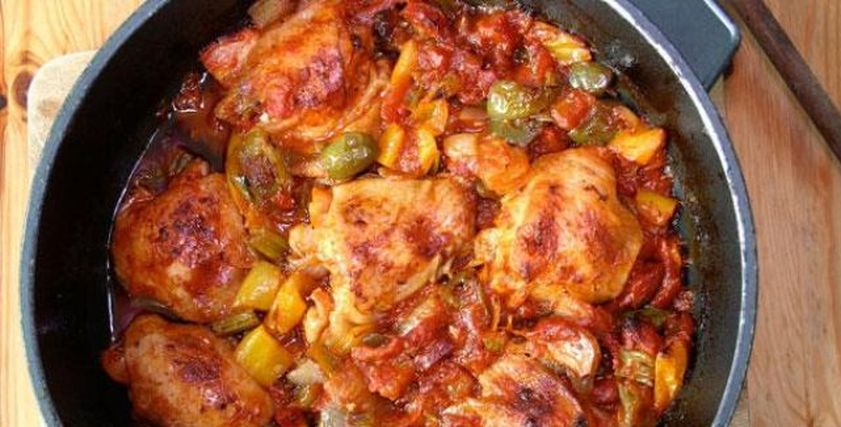 صينية دجاج بالبصل والطماطم