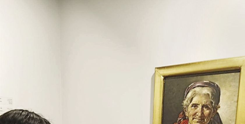 «تقى» ترسم إحدى لوحاتها