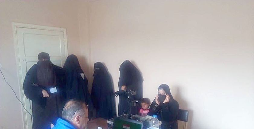 خلال استخراج المجلس القومى للمرأة بمطروح بطاقات رقم قومى للسيدات وانهاء الاجراءت لهن