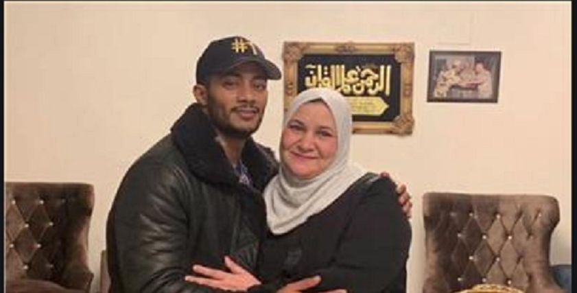 محمد رمضان مع والدته