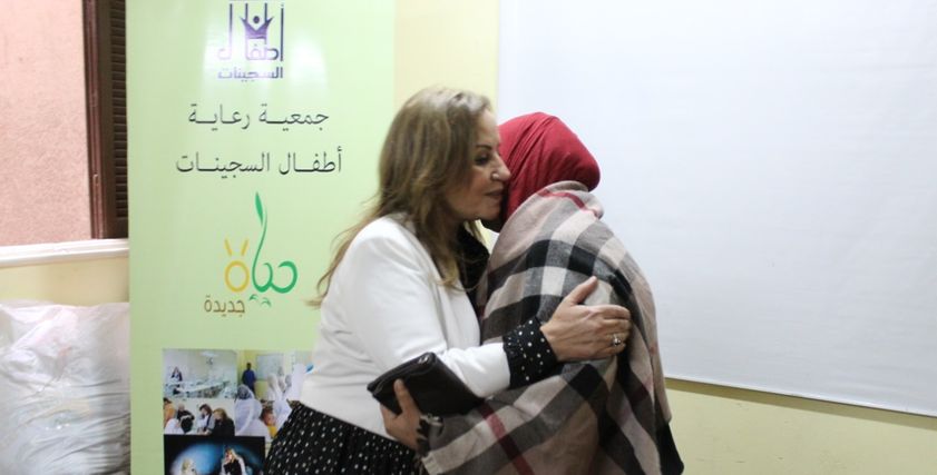 رئيس جمعية رعاية أطفال السجينات مع إحدى الغارمات
