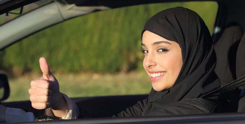 النساء يتعلمن قيادة السيارة في الأنبار