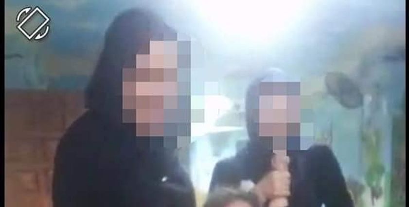 صورة من الفيديو اثناء مقاومة الطفلة