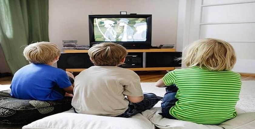 أطفال يشاهدون التلفاز في ساعات الصباح