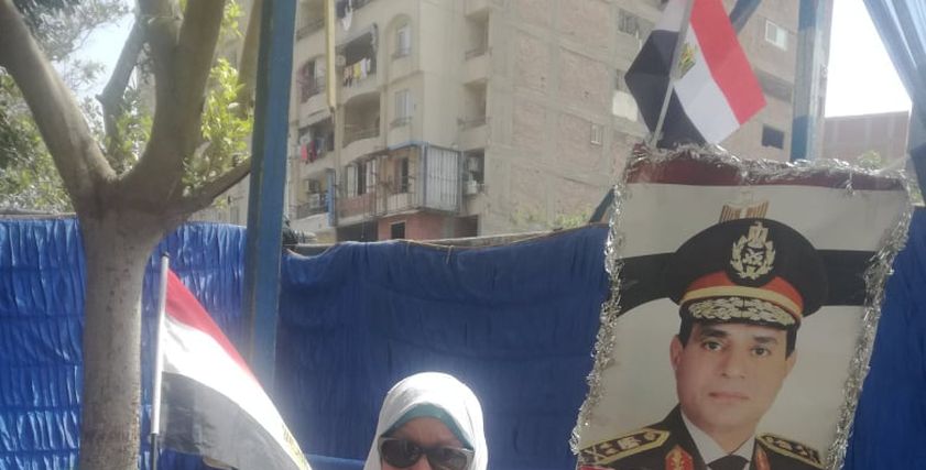 بلافتة تحمل صورتها والسيسي..