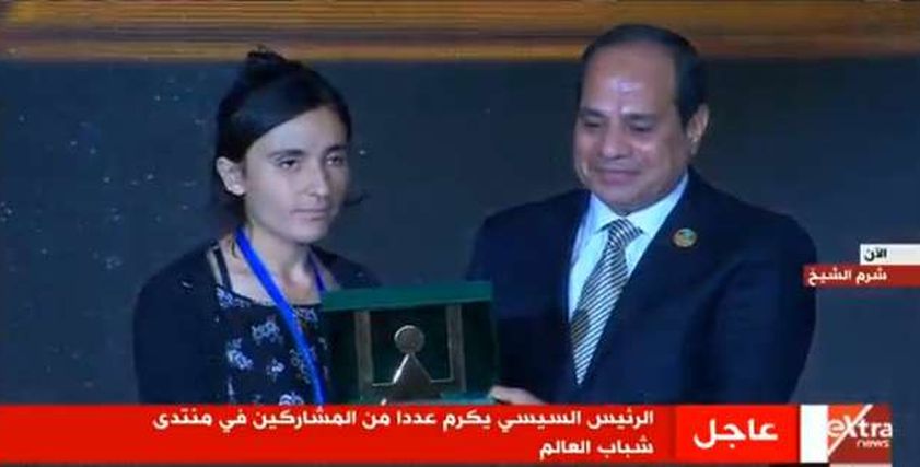 السيسي في تكريمه للفتاة الإيزيدية 