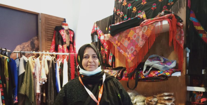 صحاب المنتجات السيناوية المعروضة لأول مرة بمنتدى الشباب بعد لقاء الرئيس