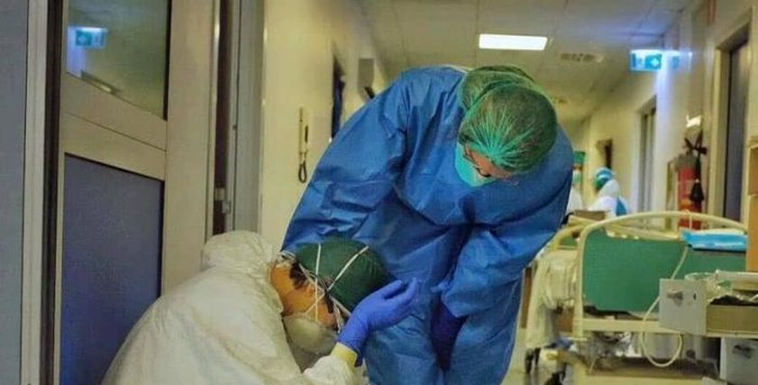 أطباء يشعرون بالتعب بسبب العمل طوال اليوم