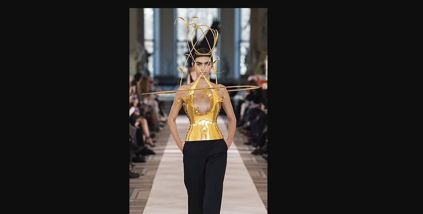 قطع مميزة وفريد في عرض أزياء ضمن أسبوع موضة باريس بتوقيع Schiaparelli