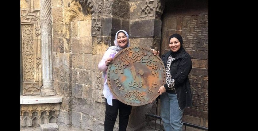 مروة مسعود ونانسي رجاء أصحاب كشروع الأثاث على شكل عملات معدنية قديمة