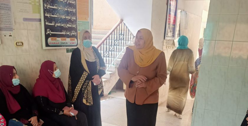 الرائدة الريفية سميحة في إحدى وحدات طب الأسرة