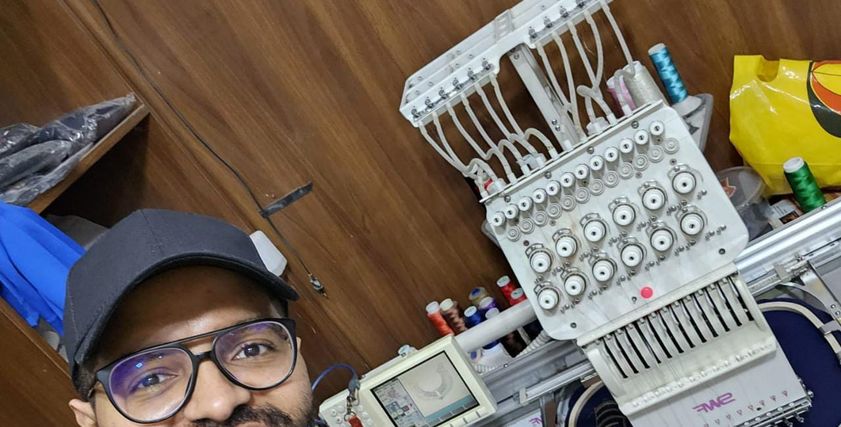 إيهاب يصمم الفساتين بلمسة فرعونية