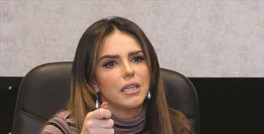الفنانة دنيا عبد العزيز