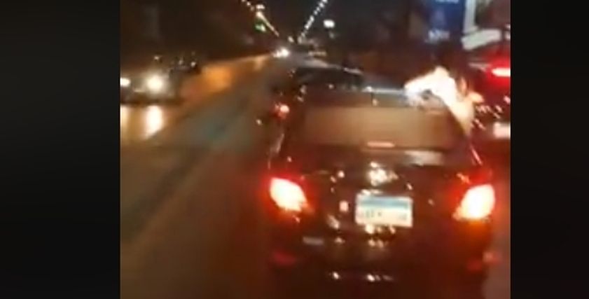 بالفيديو| مجموعة شباب وفتيات يغلقون كوبري 15 مايو لإجراء تحدي