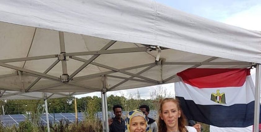 صورة آلاء وابنتها وإحدى ضيفاتها