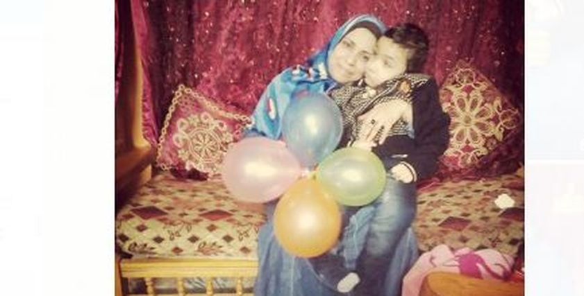 يوم عيد الأم تحلم وفاء محمد علاج ابنها