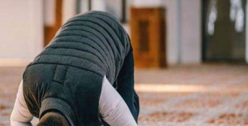 هل تصح صلاة من يرتدي قميصًا دون أكمام