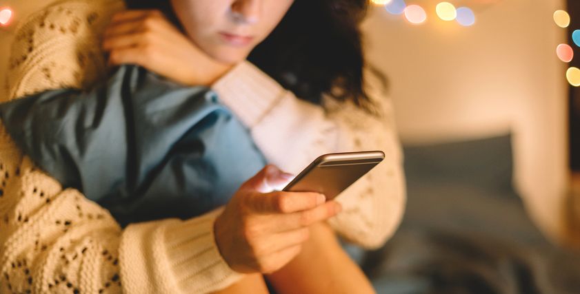 دراسة توضح خطورة الهواتف الذكية على السيدات