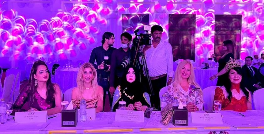 مصممة الأزياء الإماراتية منى المنصوري والهندية سناء خان