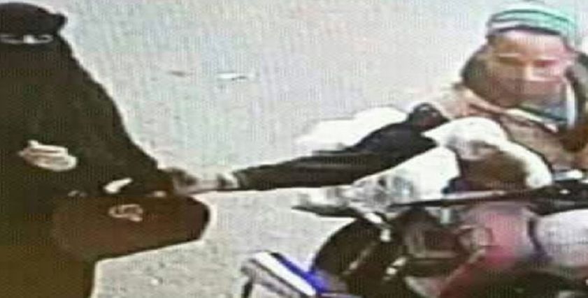 لص يخطف حقيبة سيدة في صنعاء بطريقة