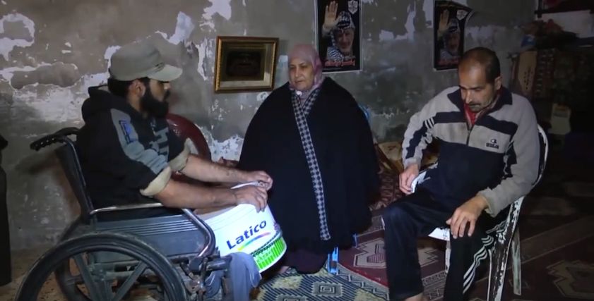 صورة لعائلة الشهيد يجلس وسطهم
