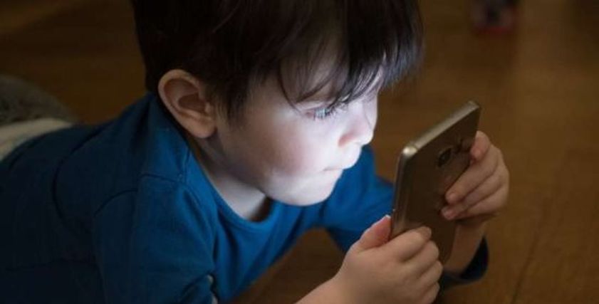 حماية عين الطفل من الشاشات الإلكترونية