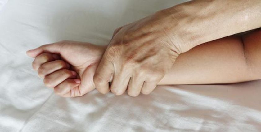 بالصدفة.. فتاة تكتشف هتك عرضها على يد صديقها ورجل آخر