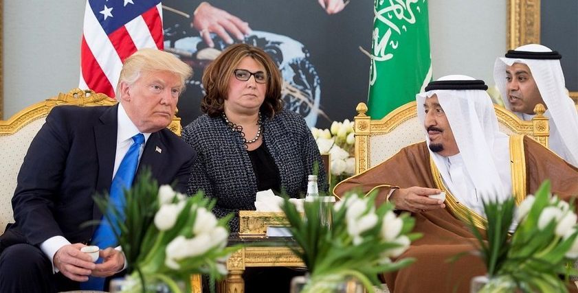 أثناء تناولهم القهوة العربية