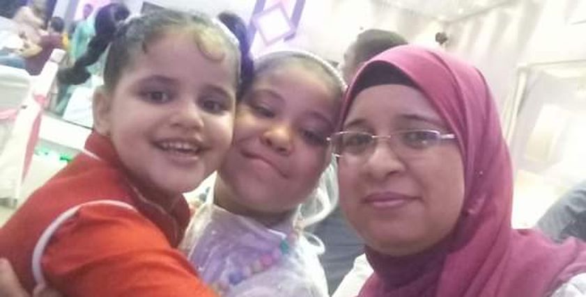 حنان مع طفلتيها بالكفالة