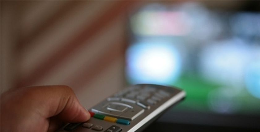 لماذا يبحث الناس على الريموت أو الهواتف وهي في إيديهم؟