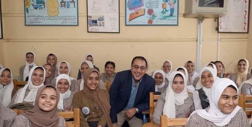 رئيس الوزراء مع طالبات مدرسة الشهيد خالد سرور