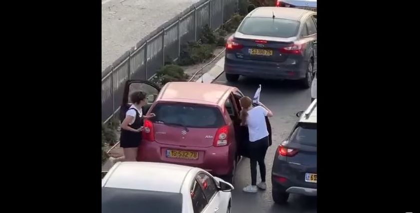 مستوطنات أزلن علم إسرائيل عند مرورهم بالقرب من مظاهرة لحق شيرين أبو عاقلة