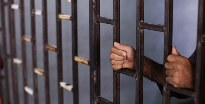 رجل يستدرج فتيات بوظائف وهمية لإقامة علاقات غير شرعية معهن