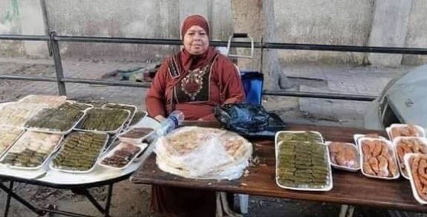 الحاجة فتحية إدارية في المدرسة الصبح.. وبعد الظهر بتبيع محاشي وحلويات في الشارع