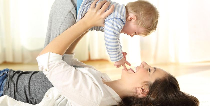 صورة تعبيرية لأم ورضيعها