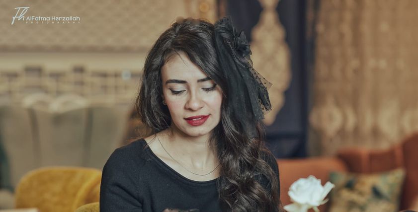فاطمة سافرت عبر الزمن بجلسة تصوير ذات طابع سبعيناتي