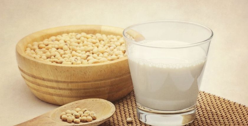 طبيب يحذر من خلط الحليب بالمشروبات النباتية