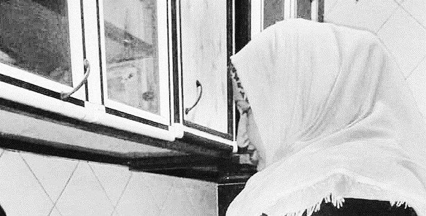 «منة» أثناء تحضير الطعام فى المشروع