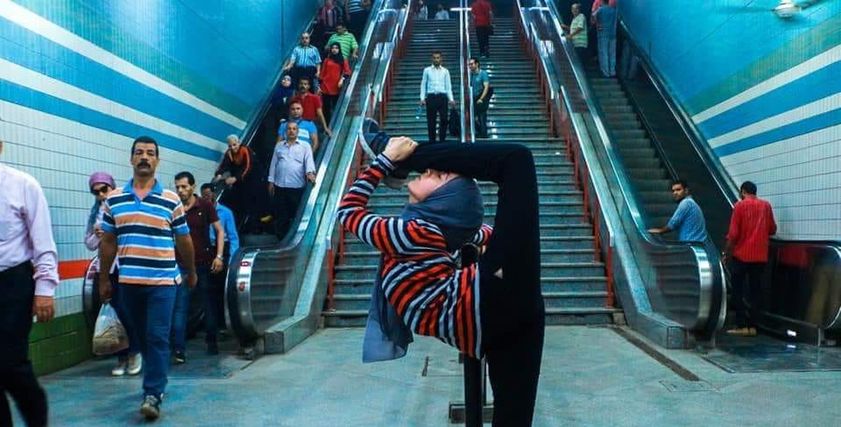فتاة ترقص الباليه في أحد محطات مترو الأنفاق